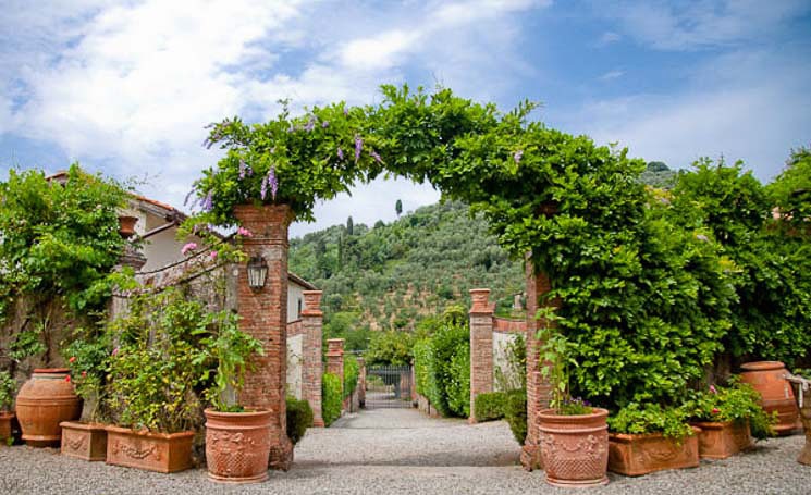 views_from_villa_michaela_chapel_daun_the_drive_to_the_gate