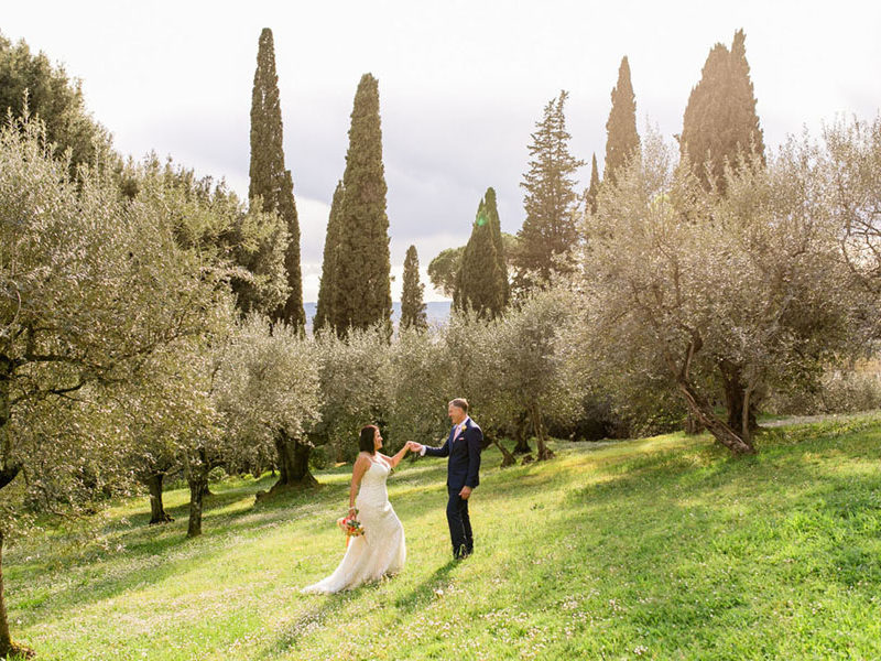 Living coral tones for the most romantic elopement in Tuscany